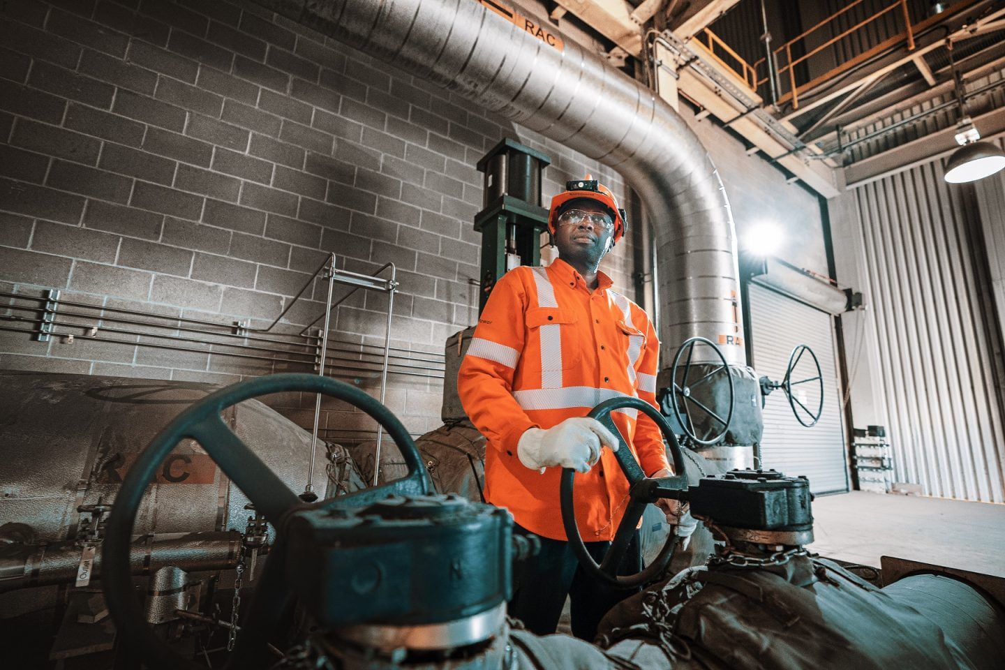 An energy worker on site, representing Saskatchewan’s sustainable and responsible energy sector.
